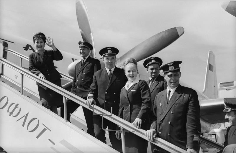 Летчики и бортпроводницы на трапе самолета "Аэрофлота", 1960-е. Выставка «Перелет» с этой фотографией.