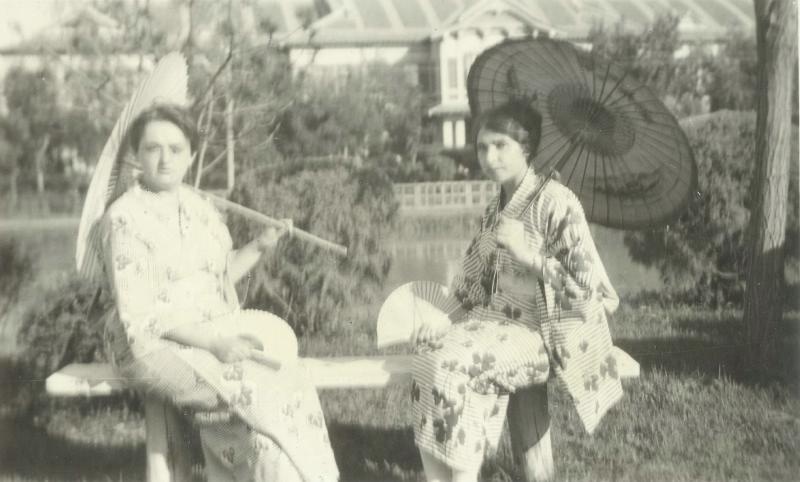 Две женщины, 1950-е, Япония