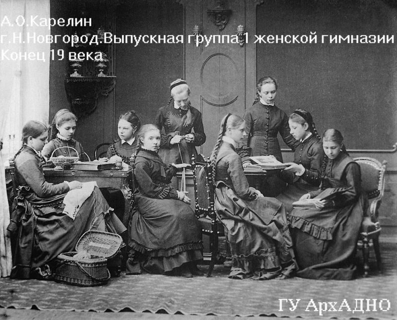 Выпускная группа женской гимназии № 1, 1890-е, г. Нижний Новгород. Выставка «Не принуждать, а развивать!» с этой фотографией.