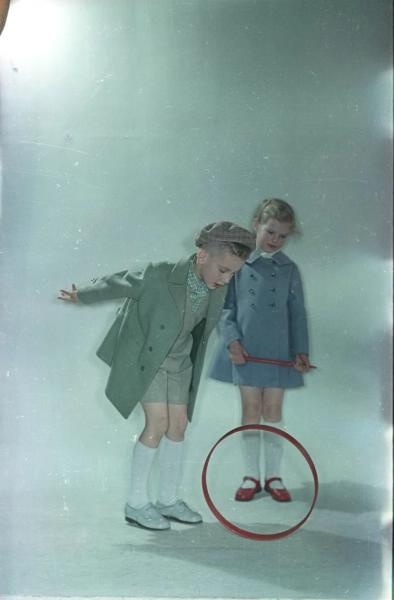 Мальчик и девочка с игрушечным колесом, 1958 год, г. Москва. Из серии «Детский мир».