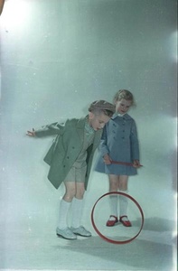 Мальчик и девочка с игрушечным колесом, 1958 год, г. Москва. Из серии «Детский мир».