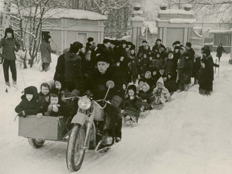 Парк культуры и отдыха: санный поезд готов к отправлению, февраль 1965, г. Череповец. Выставка «Парк собирает друзей» с этой фотографией.&nbsp;