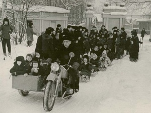 Парк культуры и отдыха: санный поезд готов к отправлению, февраль 1965, г. Череповец. Выставки&nbsp;«Парк собирает друзей» и «Санки. Зимнее развлечение не только для детей» с этой фотографией.