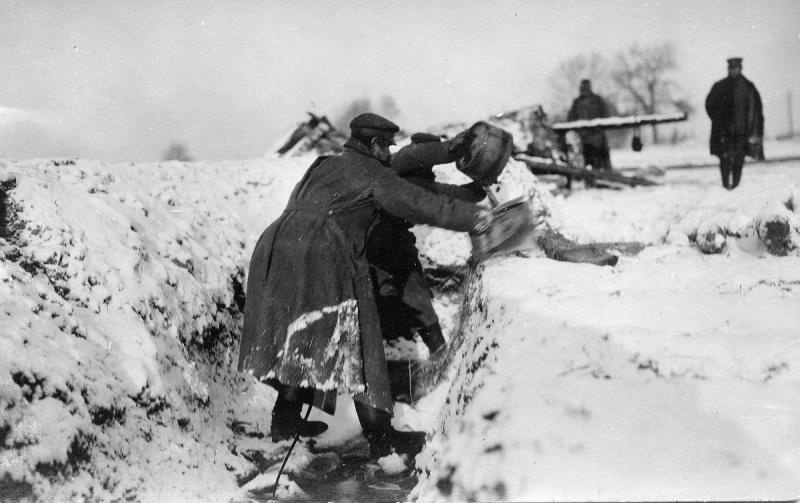 Черпают воду из окопа, 1916 год