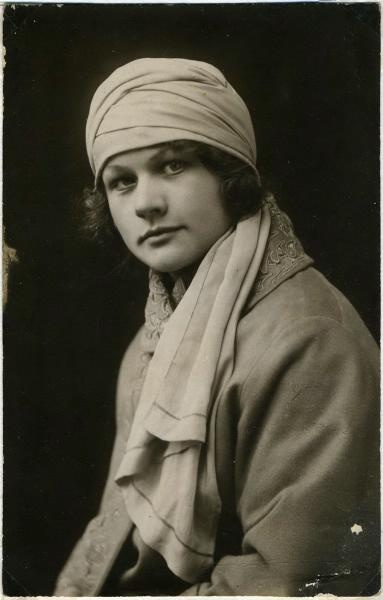 Студийный портрет, 1930 год. Выставки&nbsp;«10 модных фотографий: 1930-е» и «Мода ХХ века в 100 фотографиях» с этим снимком.