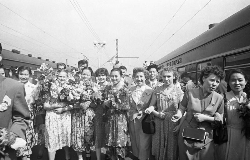 VI Всемирный фестиваль молодежи и студентов. Встреча гостей на перроне вокзала, 28 июля 1957 - 11 августа 1957, г. Москва