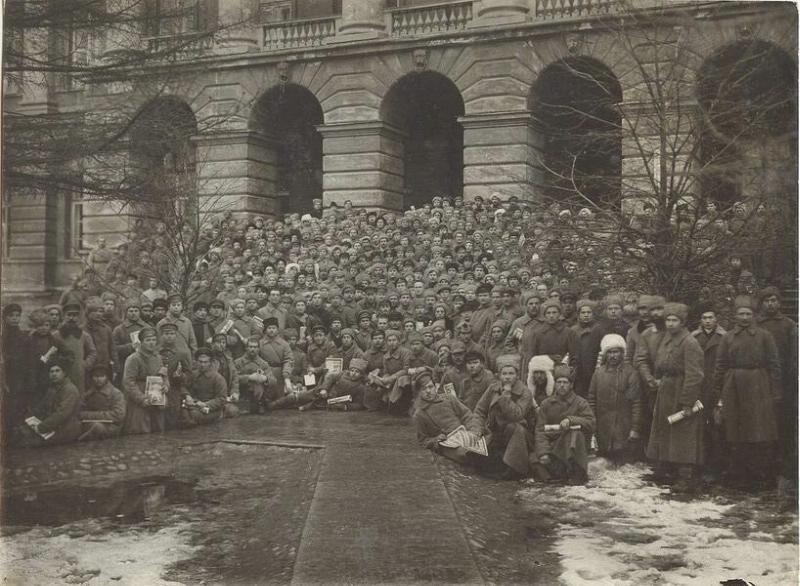 Революционные солдаты у Смольного., 1918 год, г. Петроград