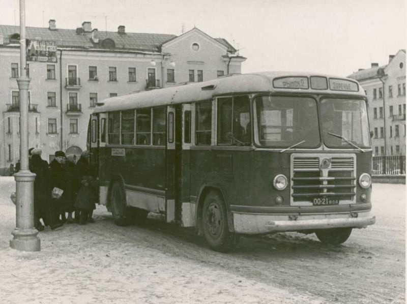 На автобусной остановке, 1961 год, г. Череповец