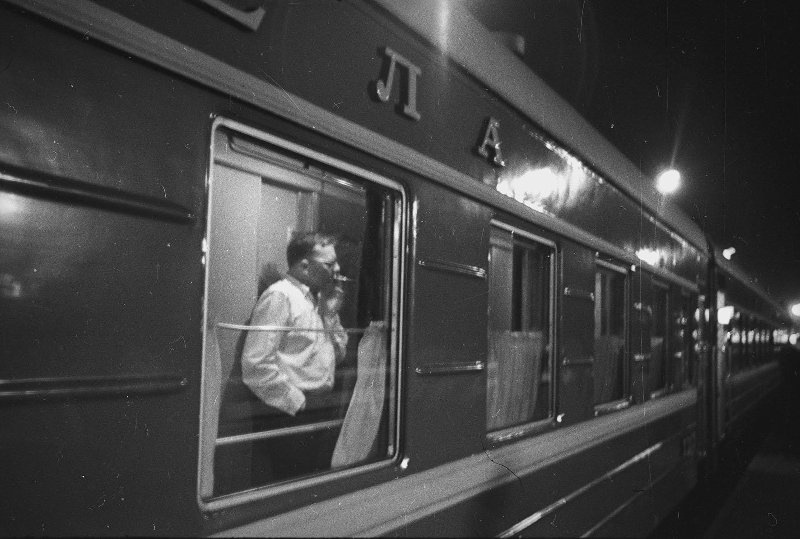 Дмитрий Шостакович в окне поезда «Красная стрела», 1966 год, г. Ленинград. Выставка «Жизнь в дороге» с этой фотографией.&nbsp;