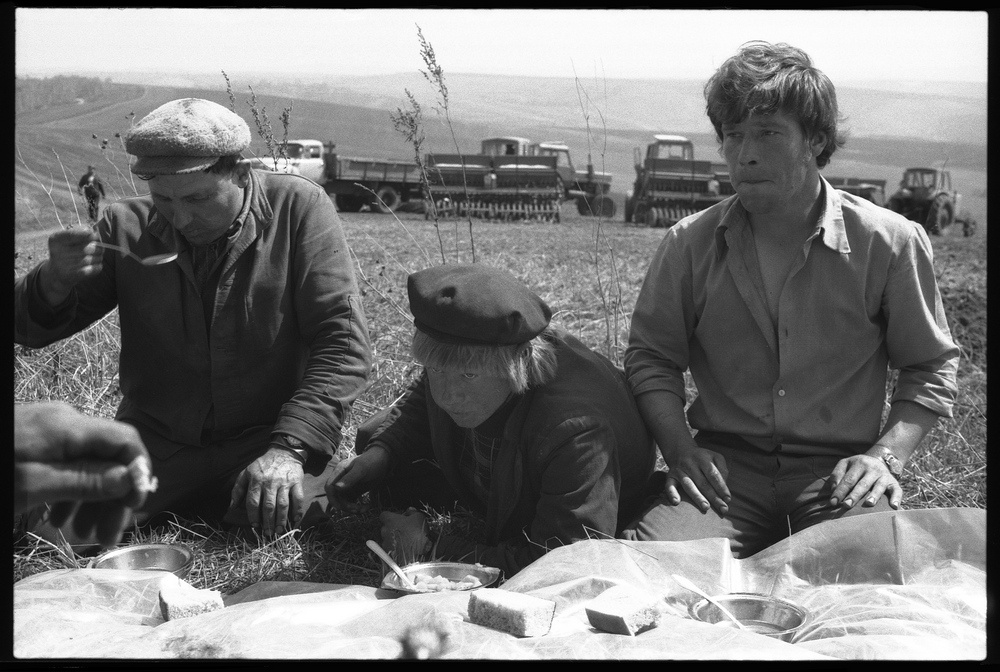 Обед в поле на посевной, 17 мая 1979, Новокузнецкий район. Выставка «Хлеб – всему голова!» с этой фотографией.&nbsp;