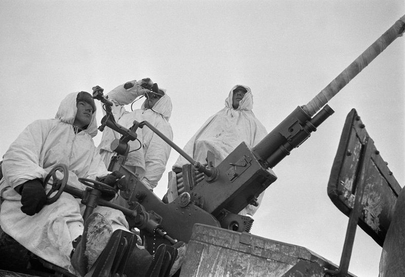 Оборона Москвы. Зенитчики, январь 1942, Московская обл.. Выставка «Кто с мечом к нам придет…» с этой фотографией.