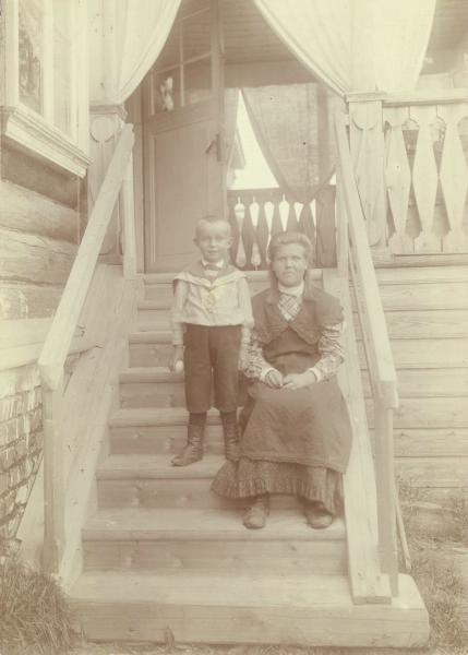 Портрет девушки и мальчика на крыльце, 1900 - 1910