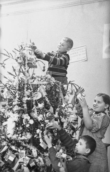 Детдом в Борках. Дети наряжают новогоднюю елку, 1939 год