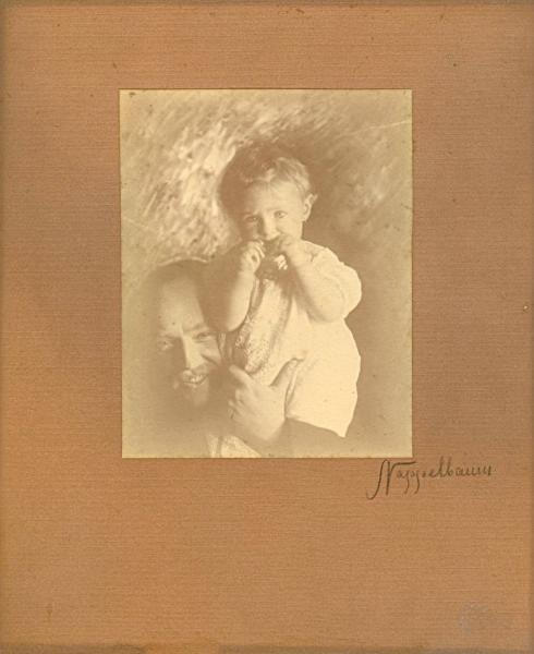 Портрет мужчины с ребенком на плече, 1910 год