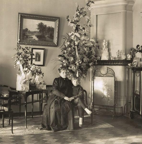 Анна Петровна Шувалова с сыном артистки Веры Шуваловой в гостиной, 1911 год