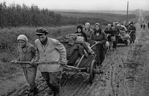 Жители возвращаются в освобожденный город, 25 сентября 1943, Смоленская обл.