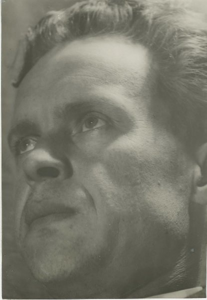 Кинорежиссер Александр Довженко, 1930 год. Выставка «ВГИК! ВГИК! ВГИК! 100 лет первой в мире киношколе» с этой фотографией.&nbsp;&nbsp;