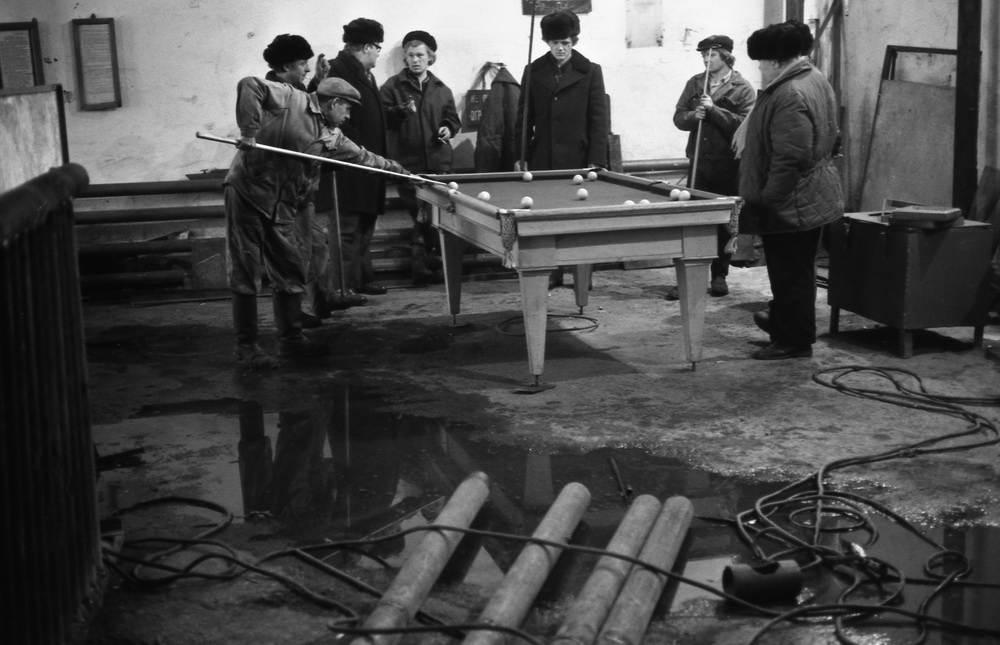 Обеденная партия в бильярд, 1981 год, г. Новокузнецк. Выставки&nbsp;«"Шахматы в движении" – бильярд», «Обеденный перерыв!», «С "Лейками" по городу» с этой фотографией.
