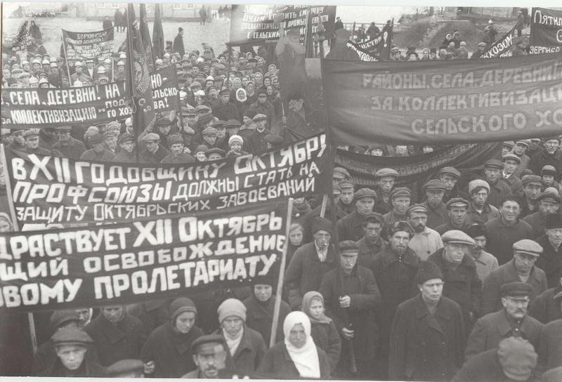 Демонстрация в поддержку коллективизации сельского хозяйства, 1929 год, г. Кимры. До 14 января 1929 года город Кимры входил в состав Тверской губернии; с 14 января 1929 года по 3 июня 1929 года – в состав Центрально-Промышленной области; с 3 июня 1929 года – в состав Московской области, с 29 января 1935 года – в состав Калининской (ныне Тверской) области.