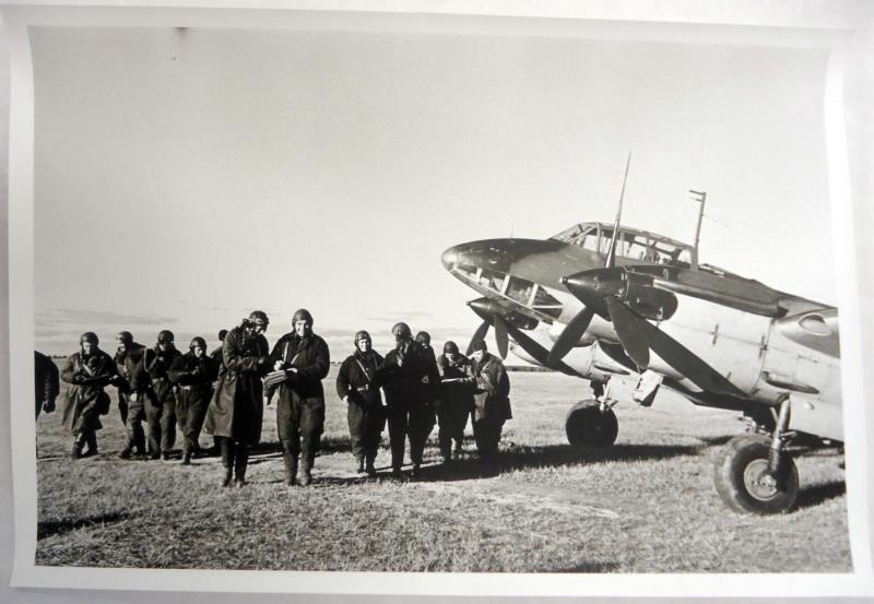 Перед вылетом. Летчики у бомбардировщика Пе-2, июнь - август 1941
