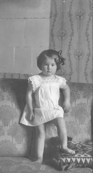 Портрет маленькой девочки на диване, 1910 - 1917, Смоленская губ., г. Рославль