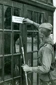 Минный карантин, 1 мая 1943 - 30 сентября 1944. Надпись: «Дом не занимать. Минный карантин»