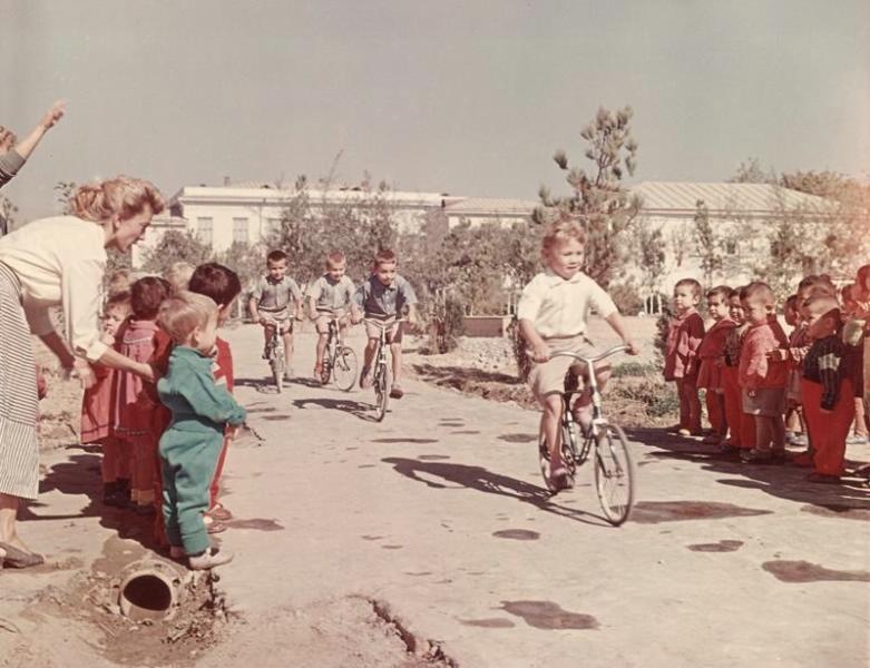 Соревнования в детском саду, 1950-е. Выставка «Воспитатели XX века» с этой фотографией.&nbsp;