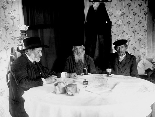 Семен Акимович Ан-ский (слева) беседует с жителями в одном их еврейских местечек Подолья, 1912 - 1914, Подолье