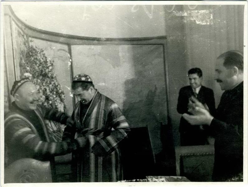 На Иосифа Сталина надевают восточный халат, 1930-е, г. Москва (?)