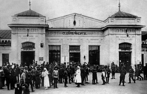 Вокзал в Екатеринбурге после взятия города частями Сибирской армии и Чехословацкого корпуса, 1918 год, г. Екатеринбург. Выставки:&nbsp;«Революция и Гражданская война»,  «Транссибирская магистраль: вся Россия за окном», видео&nbsp;«Николай Романов», «Цесаревич Алексей: неразгаданное детство» с этой фотографией. 