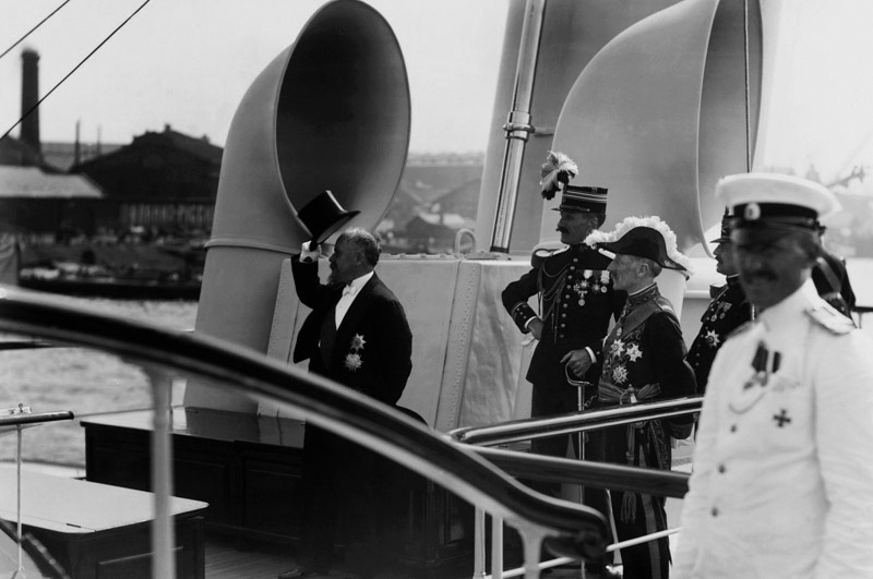 Президент Раймон Пуанкаре, министр-президент Р. Вивиани и вице-адмирал Ле Бери на палубе броненосца «Франция», июль 1914, г. Санкт-Петербург
