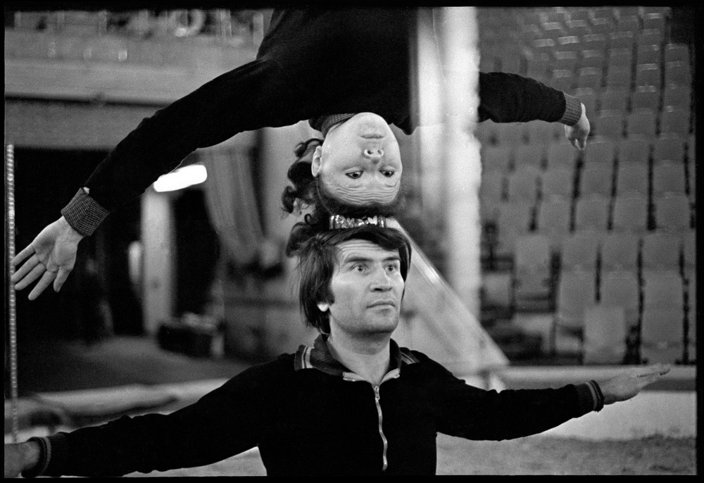 Семейный номер, октябрь 1980, г. Новокузнецк, Городской цирк. Выставка «20 лучших фотографий Владимира Соколаева» с этим снимком.