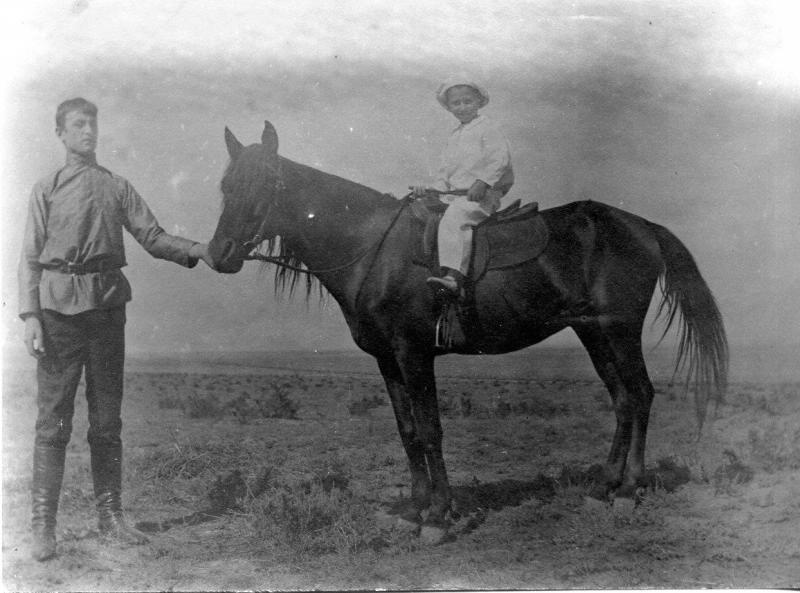 Фотография мальчика на лошади, 1910-е