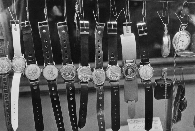 «Купите часы», 1991 год, Латвийская ССР, г. Рига. Надпись: «Спешите купить!».