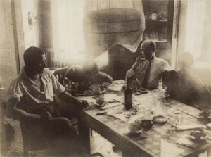 Утро в квартире Владимира Маяковского и Бриков в Гендриковом переулке, 1926 год, г. Москва. Слева направо: Владимир Маяковский, Варвара Степанова, Осип Брик, Лиля Брик.Видео «"Железному поэту — железный венок". Смерть Владимира Маяковского», «ЛЮБ»,&nbsp;выставки&nbsp;«In vino / pivo / vodka veritas...», «С добрым утром, товарищи!» с этой фотографией.