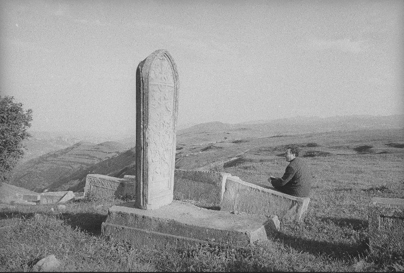 Мужчина у хачкара, 1960-е, Армянская ССР
