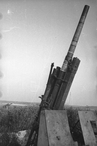 Направленный в небо ствол немецкого зенитного орудия, 1941 - 1945