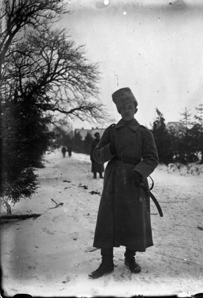 Военный на поляне, 1900-е