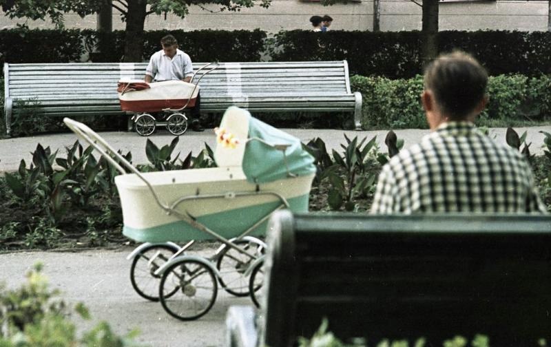 Мужчины с детскими колясками, 1967 год, Волгоградская обл., г. Волжский. Выставка «Отцы и дети» с этой фотографией.