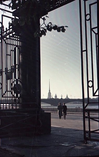 Вид от ворот Летнего сада на Петропавловскую крепость, 1949 год, г. Ленинград. Выставка «Фотограф Иван Шагин» с этой фотографией.