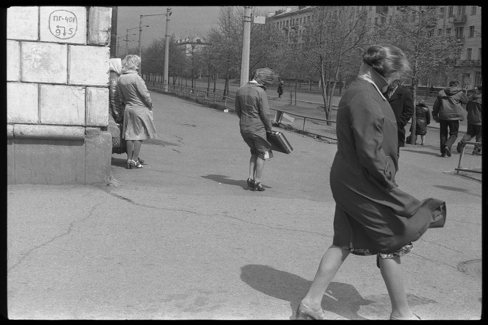 «Ветер в городе», 11 мая 1981, г. Новокузнецк. Выставки «20 лучших фотографий Владимира Соколаева» и&nbsp;«Ветер крепчает» с этой фотографией.
