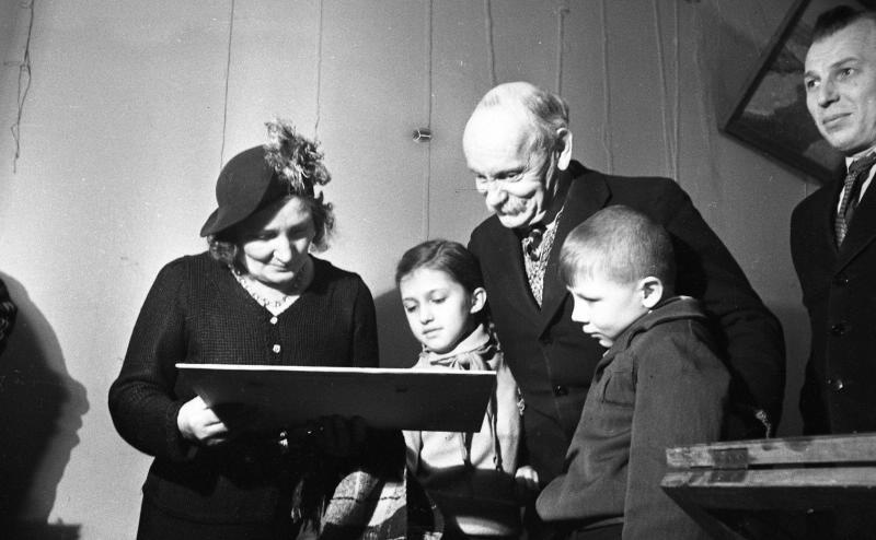 Внук Карла Маркса Эдгар Лонге в гостях у пионеров, 1948 год, г. Москва. Слева жена Эдгара Лонге.
