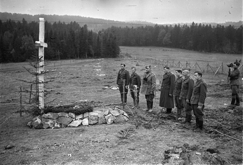 Крест на могиле погибших при переходе через чехословацкую границу, 10 июня 1944. Выставка «За кадром» с этой фотографией.