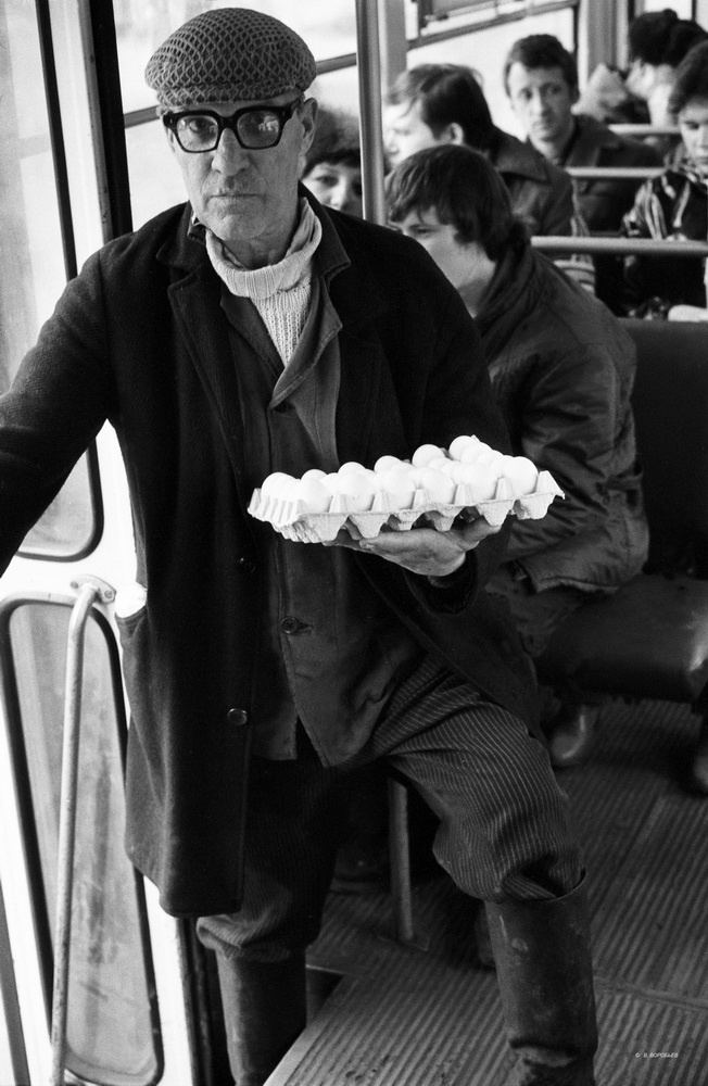 Пассажир трамвая с яйцами, 1982 год, г. Новокузнецк. Выставки&nbsp;«Жизнь в дороге»,&nbsp;«А где же яйца?» и видео «Налетай! Не скупись! Покупай…» с этой фотографией.