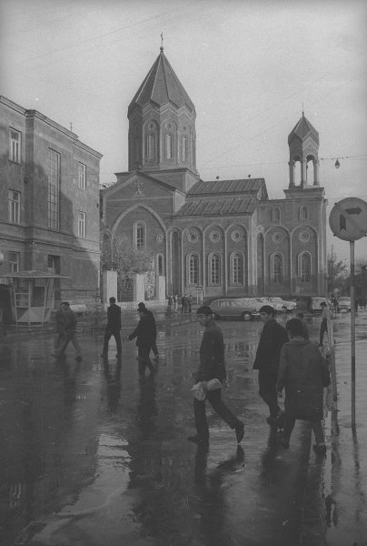 На городской площади, 1960-е, Армянская ССР, г. Ленинакан. Ныне город Гюмри.Выставка «Армения: люди и вечность» с этой фотографией.