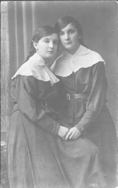 Портрет двух девушек-гимназисток, 1904 - 1909