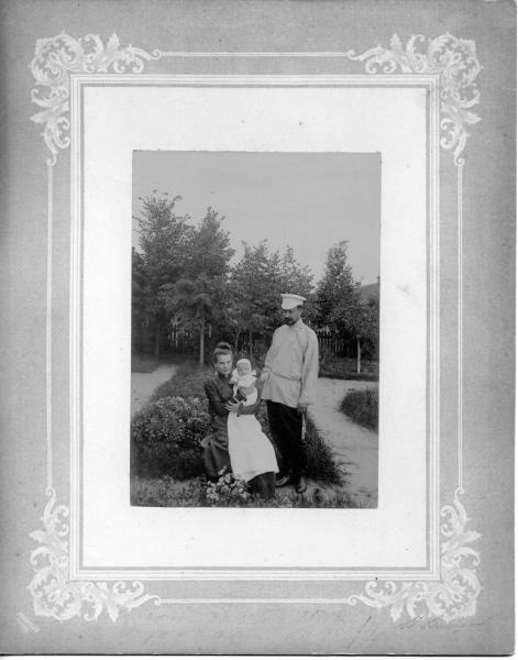 Без названия, 1910-е. Женщина и мужчина с маленьким ребенком во дворе дома