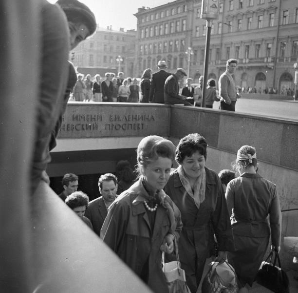 У выхода из подземного перехода, 1966 год, г. Ленинград. Невский проспект.