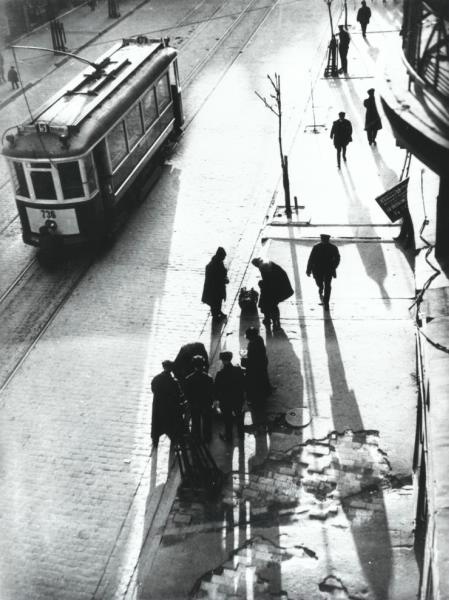 На трамвайной остановке, 1930-е. Выставки&nbsp;«Из наследия Семена Фридлянда» и «Остановки» с этой фотографией.