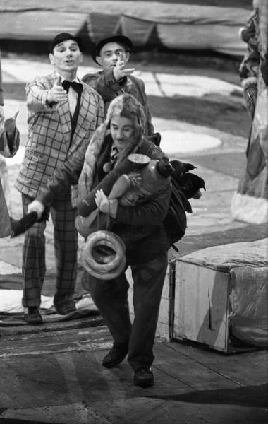 Фрагмент новогоднего представления «Елка дружбы» во Дворце спорта в Лужниках, 1 декабря 1958 - 31 января 1959, г. Москва. В центре - клоун Борис Вяткин.
